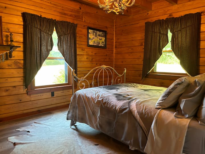 Spavaća soba na glavnom katu s bračnim krevetom. 