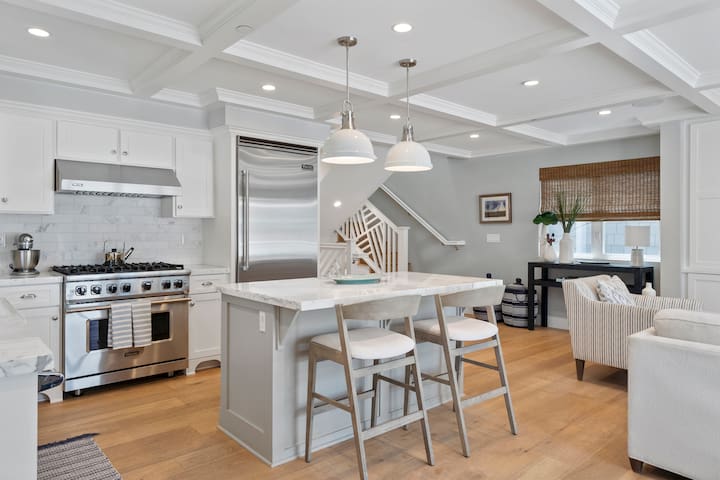 Coastal Escape blocks from La Jolla Shores Beach