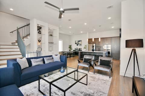 Top performing Airbnb: Private Rooftop | Skyline View | Downtown Getaway in Second Ward
