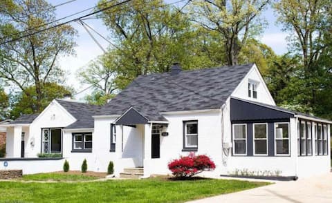 DC MGM National Harbor  Modern House with backyard