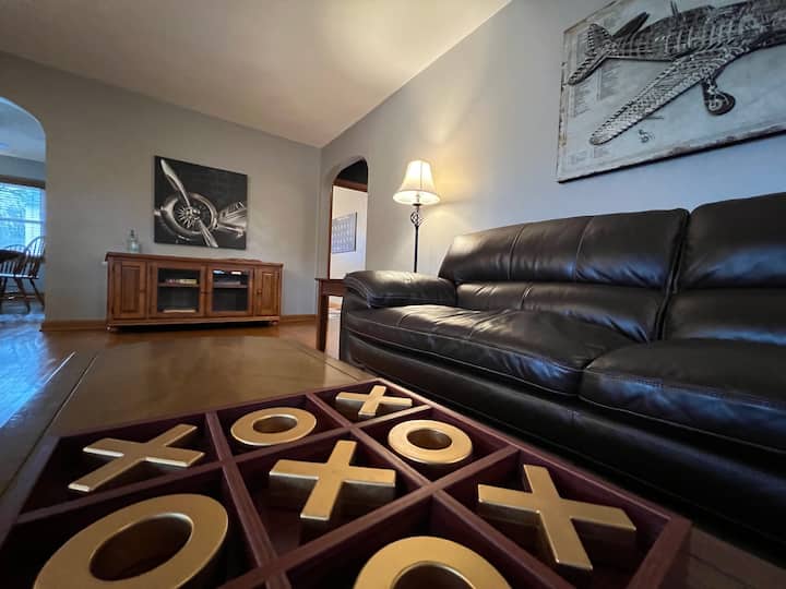 Old Champaign:
A Pilots’ Retreat. No Cleaning Fee - Champaign, IL