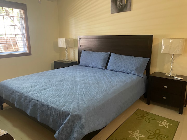 Main Bedroom: King Size Bed