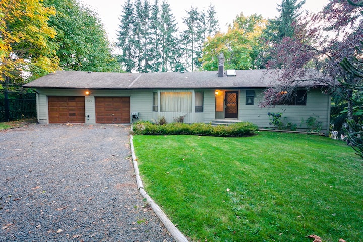 Cheerful 4 Bedroom Home With Indoor Fireplace - Campbell River