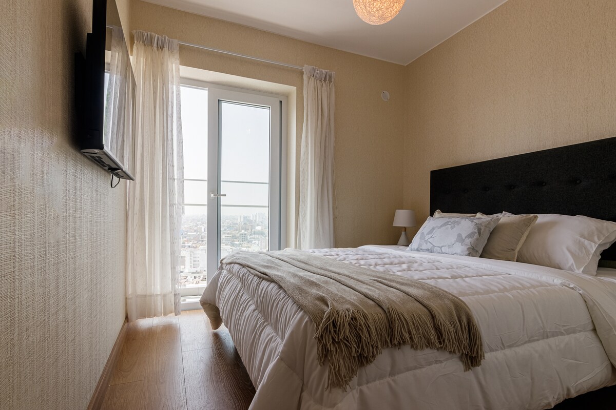 Спокојна и удобна спална соба: брачен кревет со панорамски поглед на паркот. Вклучува 45-инчен телевизор со интернет пристап со интернет и доволно плакар. Идеален простор за одмор и опуштање, обезбедувајќи спокој и удобност во секое време.