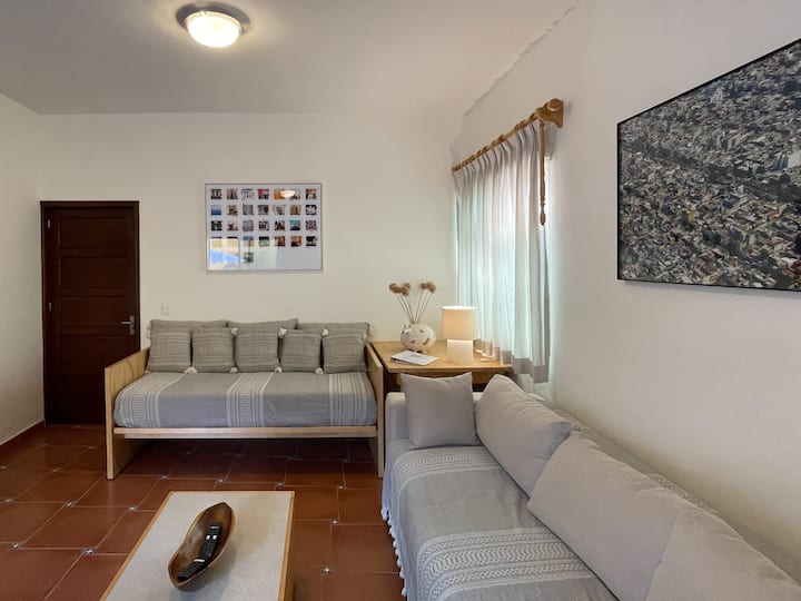 Ფონად არის ერთადგილიანი საწოლი, რომელიც დივნად შეიძლება გამოყენებულ იქნას.