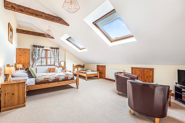 Спалня на горния етаж, 1 екстра голямо двойно легло и 1 единично легло