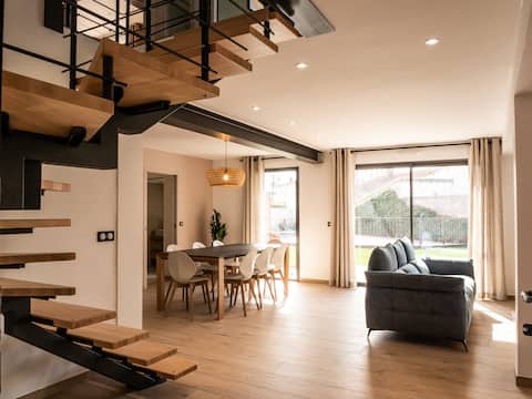 Top Airbnb: Beautiful cottage with pool, 4 bedrooms, 4 bathrooms. in L'isle Sur La Sorgue
