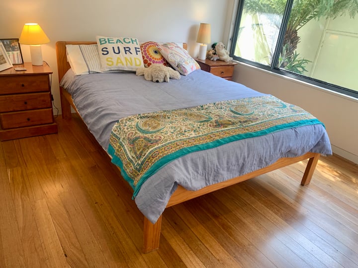 Dormitorio más pequeño con una acogedora cama doble. 