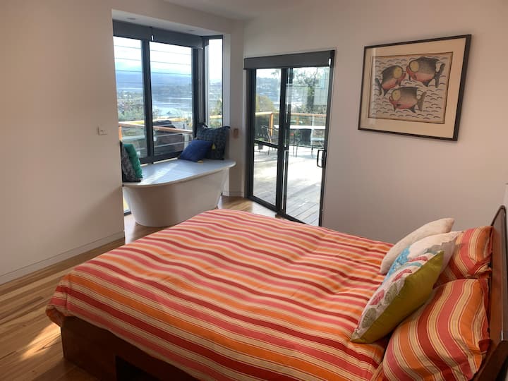 Impresionante dormitorio principal con tragaluz y vistas al agua para disfrutar de un increíble amanecer y atardecer ... y luego está el baño . 