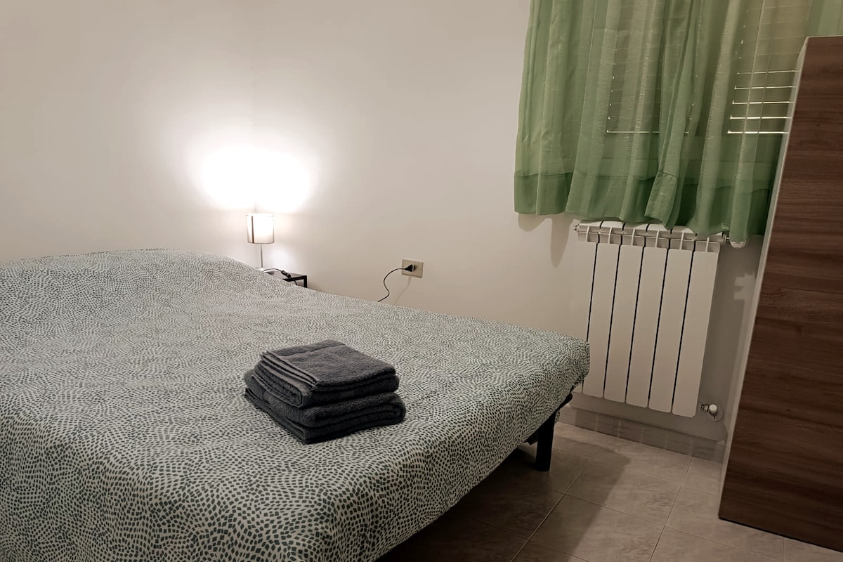 Спална соба со француски кревет (широк 180-220 см