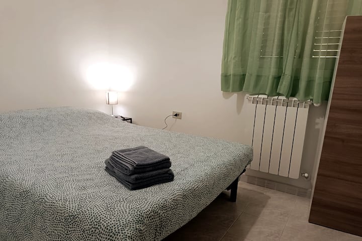 غرفة نوم بسرير فرنسي