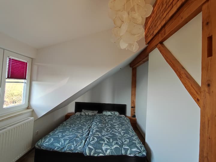 מיטה ברוחב 1.80 מ'