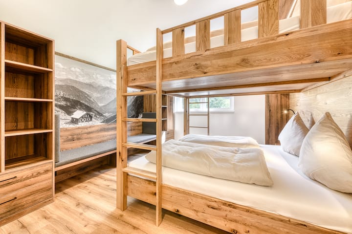 חדר שינה עם מיטת קומתיים