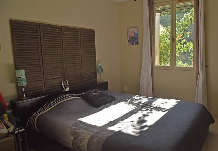 Tercera habitación orientada al sur con vistas a Luberon, jardín y piscina.
Cama de 160 camas de matrimonio
Gran armario ropero
Ventilador
Mosquitera