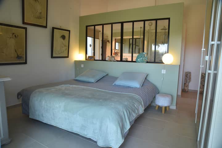 Habitación principal Gran cama king size de 200 x 200. Cuarto de baño a ras de suelo. WC independientes.
Gran armario ropero.
Aire acondicionado.
Acceso directo al jardín.
Gran ventanal con mosquitera.