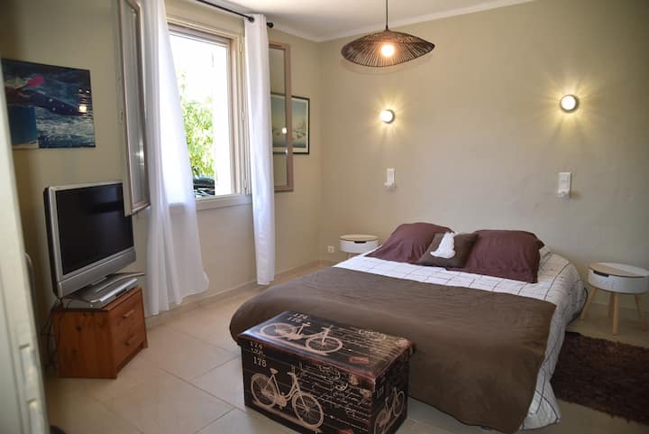 Una habitación orientada al oeste. Ropa de cama en muy buen estado.
Ropa de cama de 160 con cabeza y pies elevables.
Gran armario ropero
Ventilador.