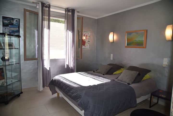 Una de las habitaciones con vistas a Luberon y piscina. Orientación sur.
Cama de 160
Ropa de cama en muy buen estado.
Gran armario ropero
Mosquitera
Ventilador