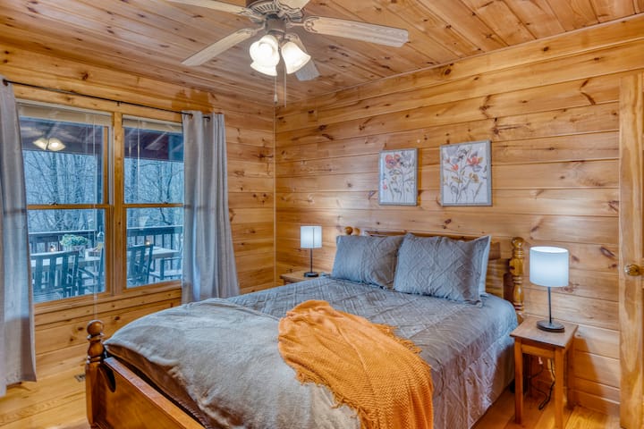 Main Floor Bedroom With Two Touch Lamps That Contain USB Ports - Nature's Peak Cabin - Ellijay, GA