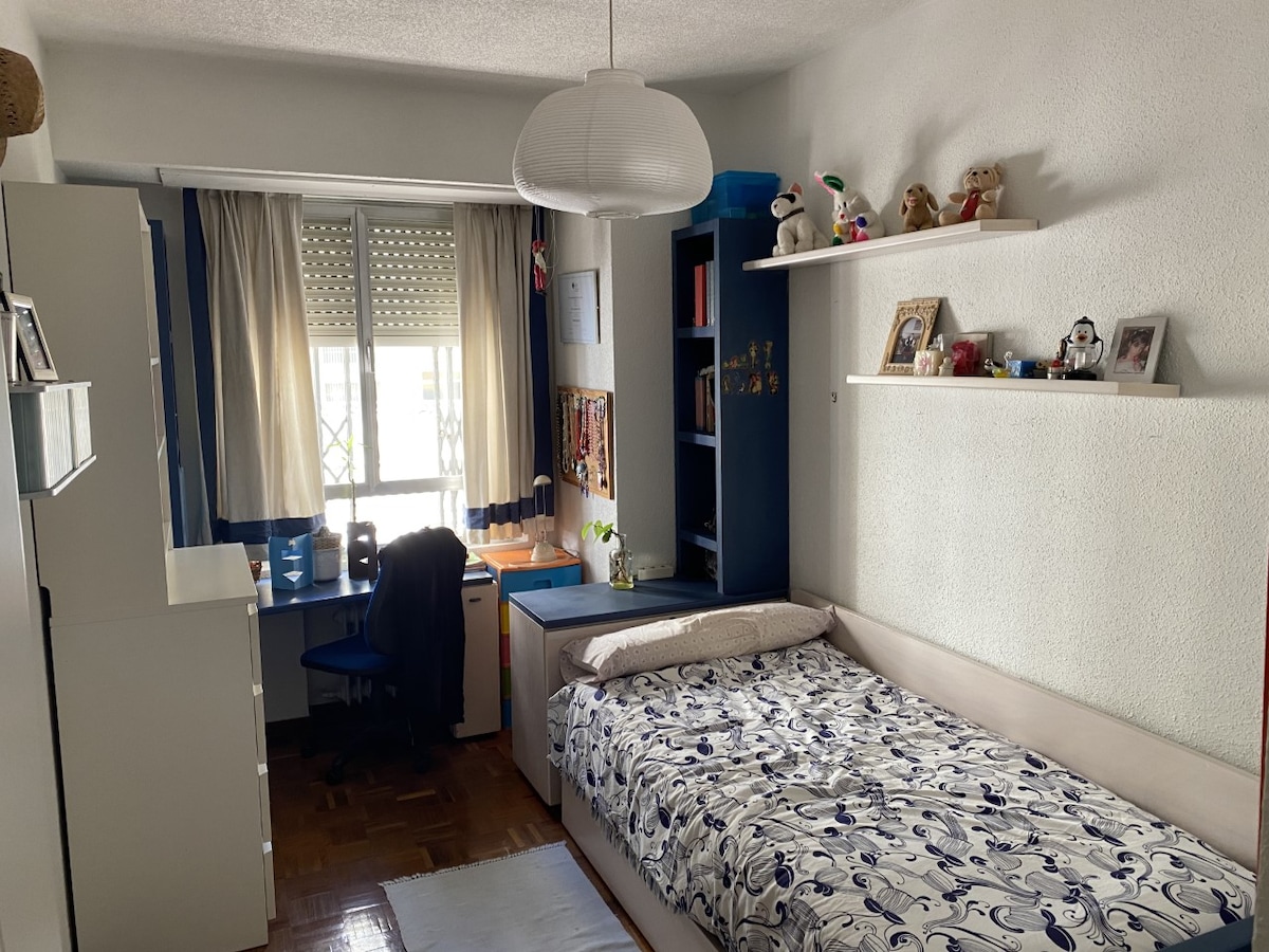 带1.20厘米床的卧室