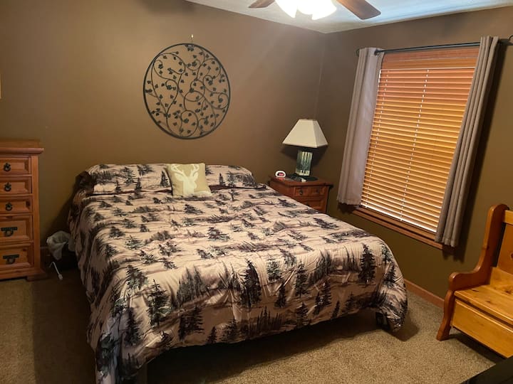 Суперголямо двойно легло в главната спалня на горния етаж осигурява удобен матрак за освежаващ сън. 