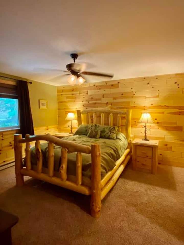 Стая за гости с двойно легло, скрин и дрешник.  Директен достъп до банята. 