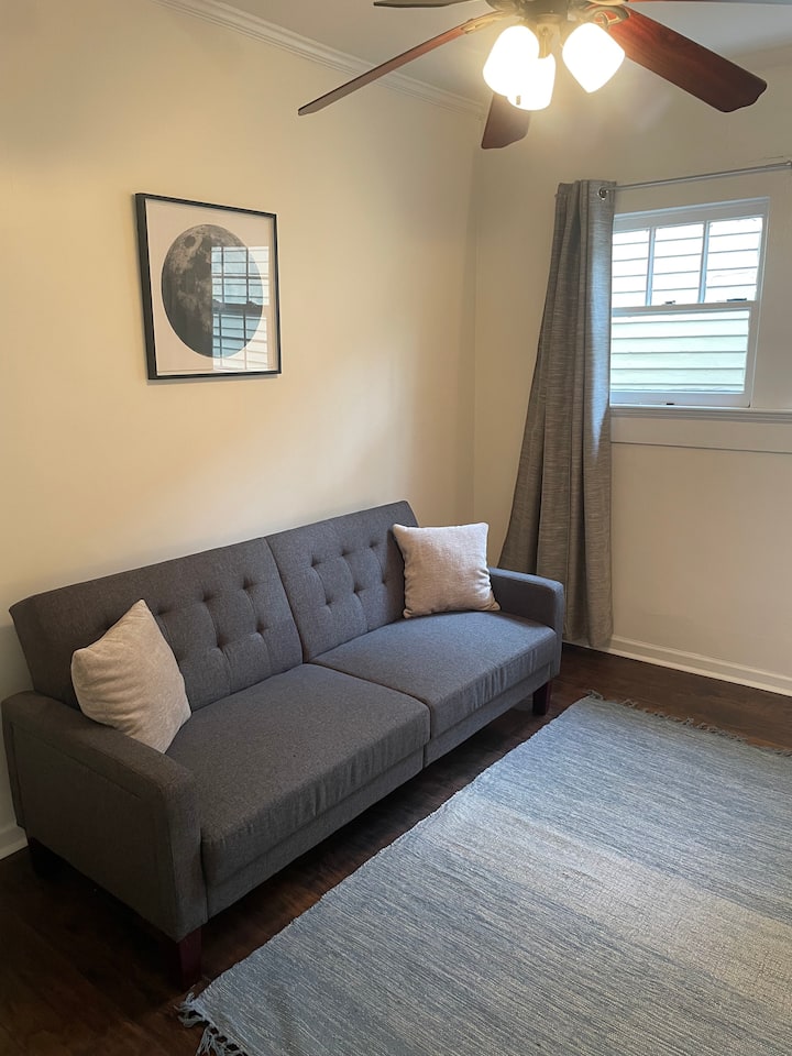 Sofaen foldes ud til en queensize-dobbeltseng. Kontorbordet er også placeret i dette rum.
