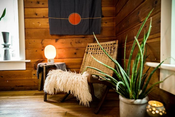 Zen Escape: King Bed, Hot Tub, Private Yard - Portland, OR