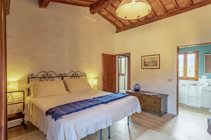 Spavaća soba s dva kreveta za jednu osobu (ako je potrebno). Nema podijeljeni klima-uređaj, već stropni ventilator.