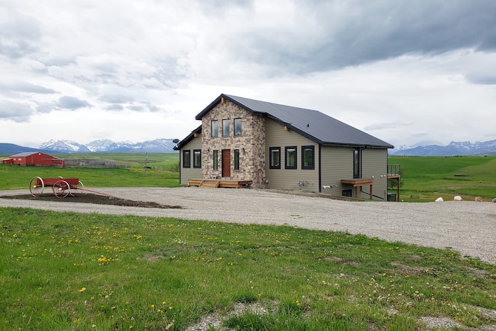 HILLTOP HAVEN, MOUNTAIN VIEWS, 15 MIN TO WATERTON!