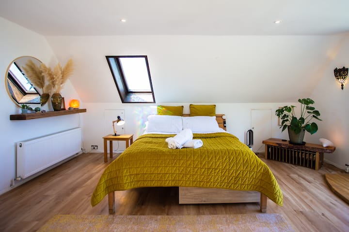 “I was lucky enough to stay in the main bedroom which has its own balcony, very romantic, beautifully decorated with mood lighting. we loved it!” Rachael 