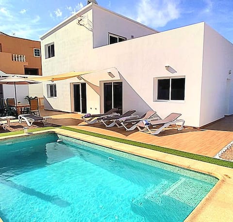 Villa Calma heated pool and Jacuzzi spa