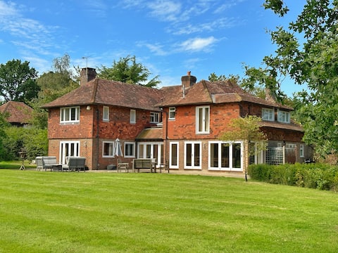 Happy 6 double bedroom family home