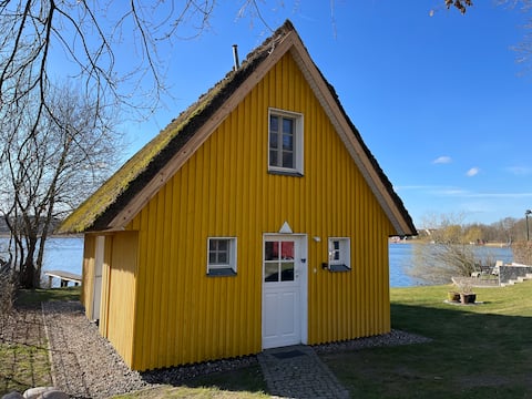 Erfolgreiche Airbnb-Immobilie: Vacation home right on the water * Dog * Garden in Krakow Am See