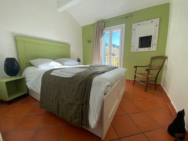 La chambre verte, lit en 140x200, matelas 23 cm.