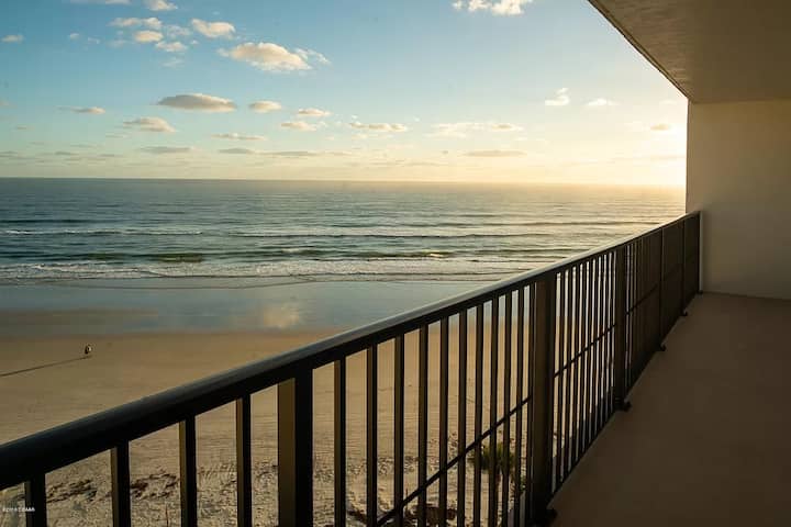 Oceanfront Oasis! Newly Renovated Condo - Daytona Beach Shores, FL