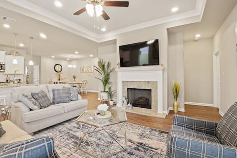 New Modern Home, Lakefront, Park & Pool