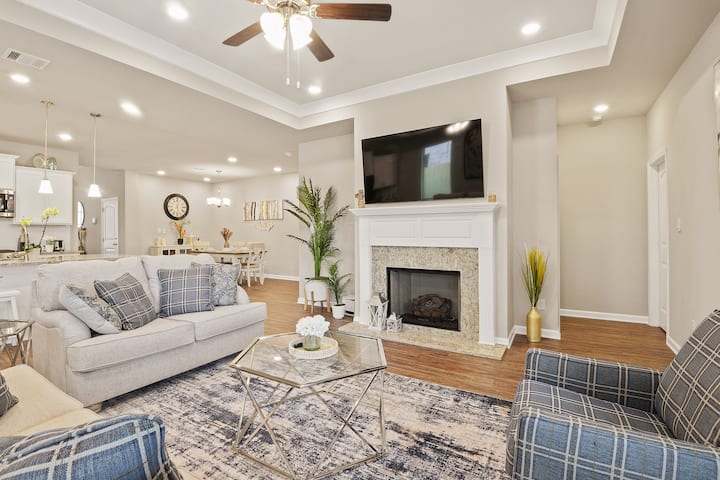 New Modern Home, Lakefront, Park & Pool