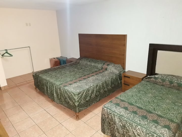 2号卧室配备一张加大双人床和单人床，如有需要，您可以留下3张单人床。 