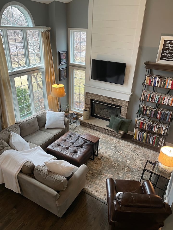 Comfortable 4 Bed Home With Outdoor Fireplace - Oshkosh, WI