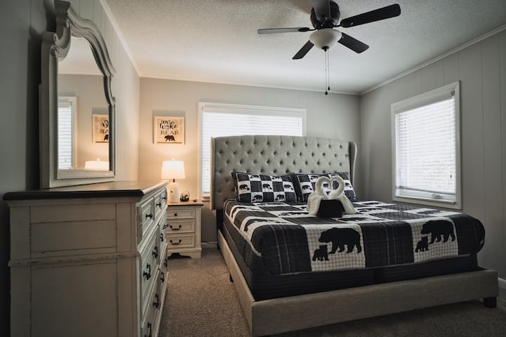 楼上配备配备智能电视的加大双人床卧室。 