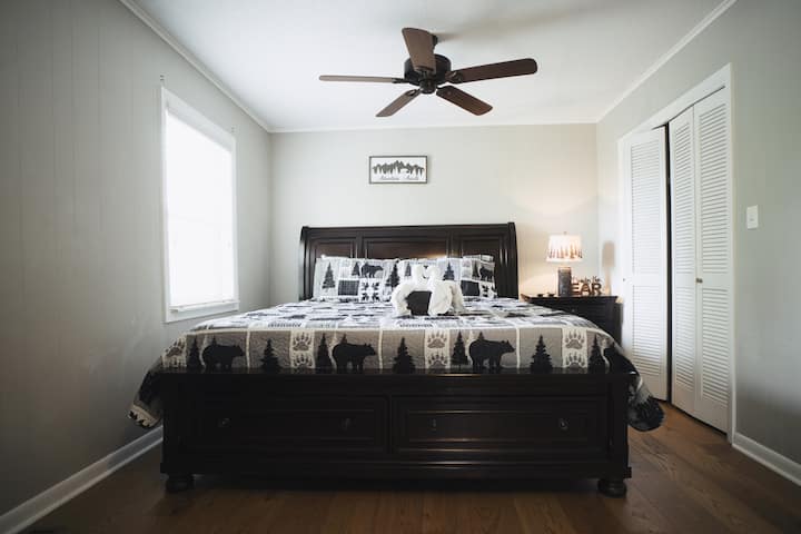 楼上宽敞的主卧配有加大双人床、起居区和套内卫生间。 