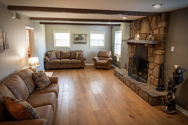 楼上的客厅配有大电视、燃气壁炉和沙发床。 