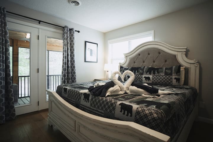 主层加大双人床卧室配备智能电视，并可通往门廊的屏幕。 