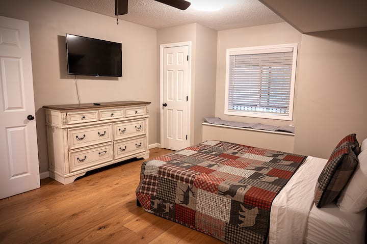 配备配备智能电视的双人床卧室。