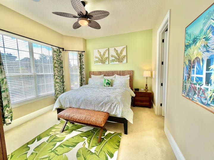 Вашето тропическо скривалище ви очаква в апартамента Key West King със самостоятелен санитарен възел и смарт телевизор! 