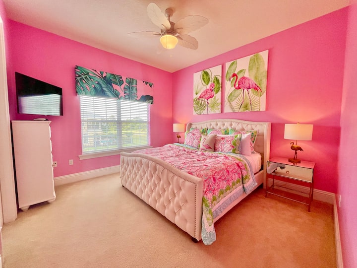 Луксозният Posh Pink ви очаква в апартамента Flamingo King Suite със самостоятелен санитарен възел и смарт телевизор! 