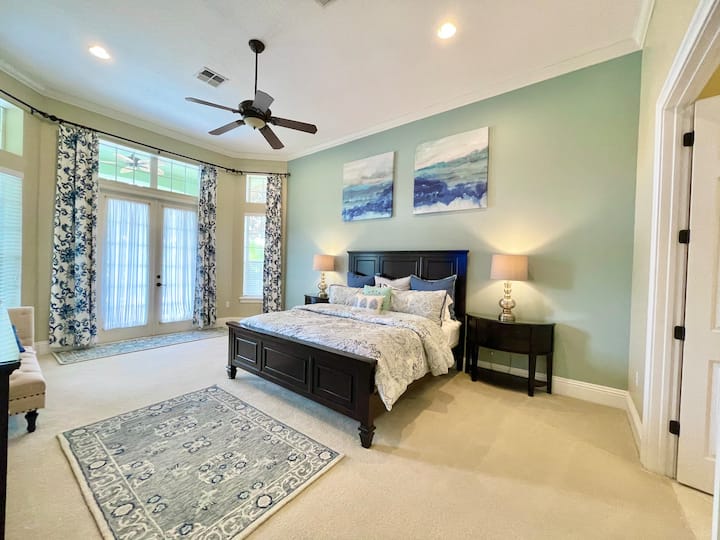 Крайният лукс ви очаква в спалнята на първия етаж с 60 - инчов СМАРТ телевизор и частен достъп до ланай! 