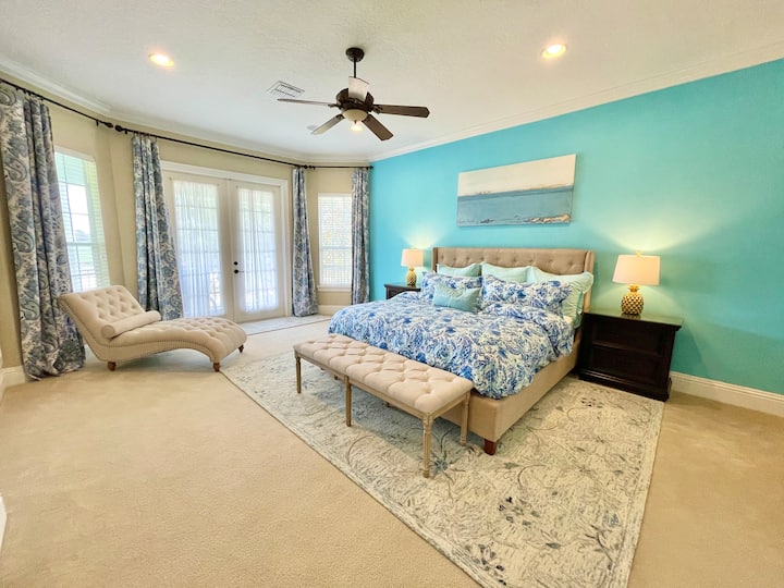 Луксът ви очаква в главния апартамент на горния етаж с 60 - инчов смарт телевизор и частен достъп до Ланай!