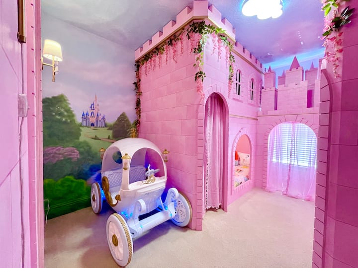 Персонализиран розов замък и омагьосан свят на принцесите ви очакват пристигането на принцесите! 
