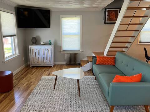 Modern 2-bed cottage, steps to beach